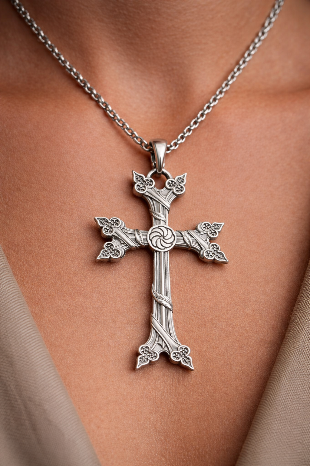 croix en métal réalisé en fonderie et dessiner par la créatrice ararat